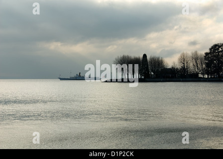 Eine Passagierfähre am Lac Leman, in der Nähe von Genf, Schweiz, an einem kalten, stumpf, Wintertag Stockfoto