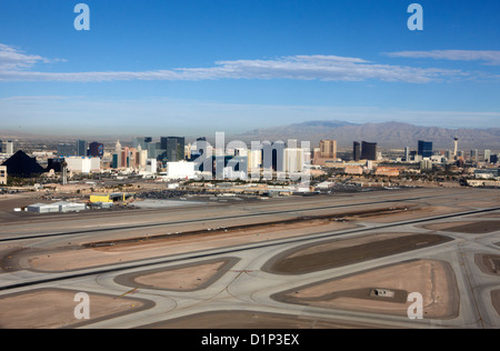 Luftaufnahme des Las Vegas Strip und Mccarran Landebahnen Nevada USA Stockfoto