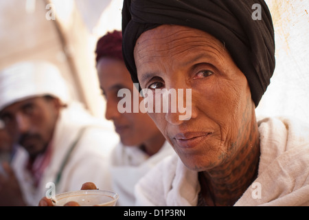 Frau im traditionellen Othodox Kleid mit Gesichts-Tattoos in Debre Markos, Äthiopien. Stockfoto