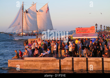 Florida Key West Florida, Keys Golf von Mexiko Küste, Wasser, Mallory Square, Sonnenuntergang-Abendfest, Menge, beobachten, 2 Mast Segelschiff, Kreuzfahrt, Besucher reisen Stockfoto