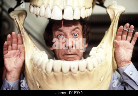 Bei Mir Stück Sie Richtig Bei Mir Stück Sie Richtig Dieter Hallervorden Willy Kritz (Dieter Hallervorden) Ergibt Sich mit Stockfoto