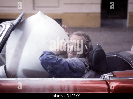 Bei Mir Stück Sie Richtig Bei Mir Stück Sie Richtig Dieter Hallervorden Willy Kritz (Dieter Hallervorden) Kaempft mit Stockfoto