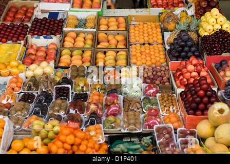 Frisches Obst, farbig angezeigt auf einem Markt in Dubai, Vereinigte Arabische Emirate Stockfoto