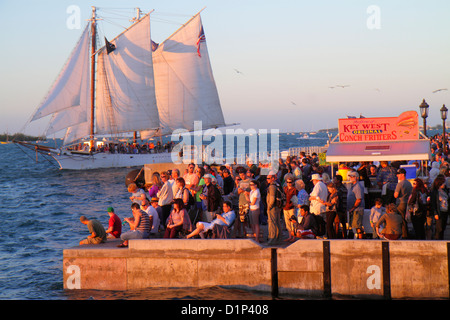 Florida Key West Florida, Keys Golf von Mexiko Küste, Wasser, Mallory Square, Sonnenuntergang-Abendfest, Menge, beobachten, 2 Mast Segelschiff, Kreuzfahrt, Besucher reisen Stockfoto