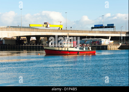 Die rote geschälten touristischen Boot Mona vor Anker in den Fluss Lagan in Belfast Nordirland Vereinigtes Königreich UK Stockfoto