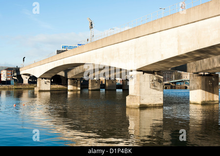 Straßenbrücke über den Fluss Lagan im Stadtzentrum von Belfast Nordirland Vereinigtes Königreich UK Stockfoto