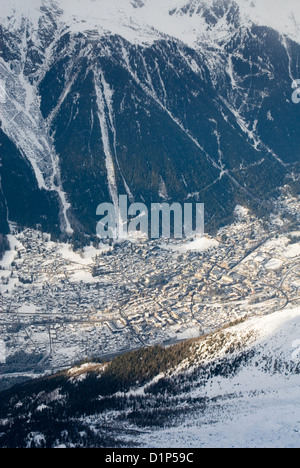 Eine Ansicht von Chamonix, eingefangen von der Spitze der Aiguille du Midi, Frankreich Stockfoto
