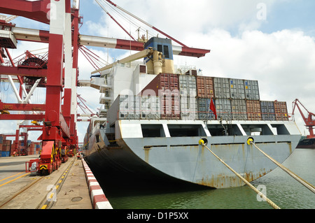 Container-Schiff be- und entladen Stockfoto