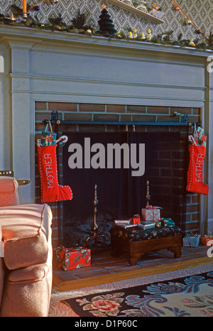 Weihnachten Strümpfe/große Socken mit den Namen der Mutter und Vater auf sie gestickt hängen an einem Kamin, USA, Weihnachten 1952 Stockfoto