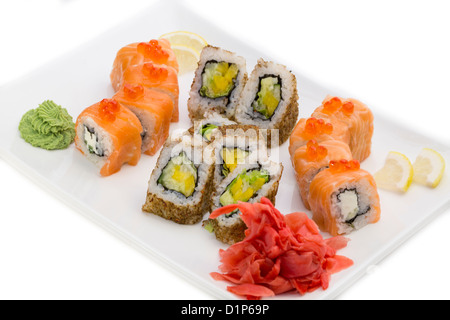 Japanische Rollen in einem Restaurant mit Fisch und Gemüse Stockfoto