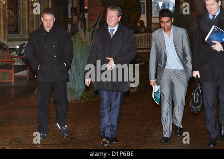 England Fußballmanager Roy Hodgson (im Bild Mitte links) verlässt nach Bewältigung der Oxford Union Stockfoto