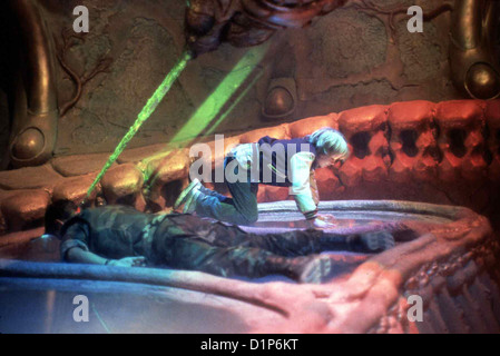 Invasion Vom Mars Invasoren vom Mars Feldwebel Rinaldi (Eric Pierpoint), David (Hunter Carson) *** lokalen Caption *** 1953-- Stockfoto