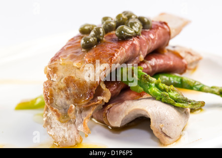 gebackenes Fleisch mit Spargel auf einem weißen Hintergrund im restaurant Stockfoto