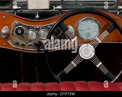 Lenkrad und Armaturenbrett von 1949 MG, Modell TC Stockfoto