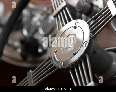 Nahaufnahme des Logos am Lenkrad von 1949 MG, Modell TC Stockfoto