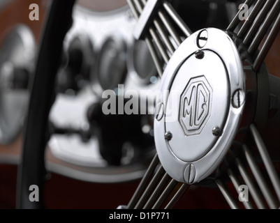 Nahaufnahme des Logos am Lenkrad von 1949 MG, Modell TC Stockfoto