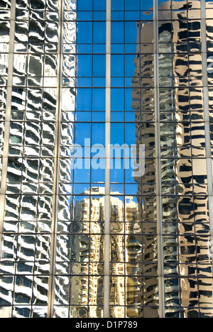 Die Reflexionen in der Glasfassade von einem benachbarten Wolkenkratzer von einem nahe gelegenen Büroturm Stockfoto