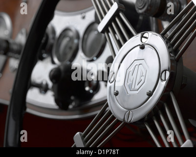 Nahaufnahme des Logos am Lenkrad von 1949 MG, Modell TC Stockfoto