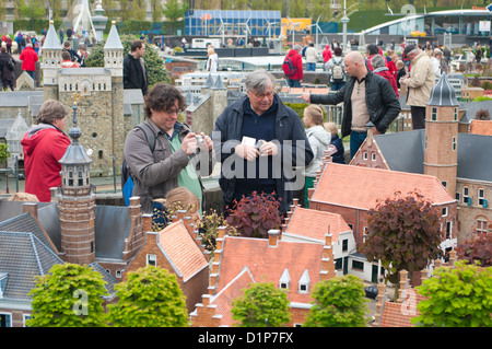 Menschen genießen die Miniatur-Stadt Madurodam in Den Haag, Niederlande Stockfoto