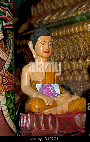 Marmor-Buddha-Statue trägt eine Banknote Angebot und eine Lotusblüte, Wat Phnom Tempel, Phnom Penh, Kambodscha Stockfoto