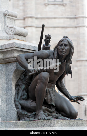 Nahaufnahme eines Aborigines Mannes Statue, Maisonneuve Denkmal setzen Sie d ' Armes, Ville-Marie, Montreal, Quebec, Kanada Stockfoto