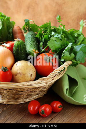 frisches Gemüse und Kräuter mischen in einem Weidenkorb Stockfoto