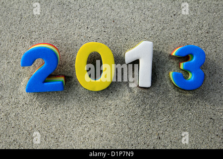 Im Jahr 2012 zwei tausend und dreizehn in blau gelben und weißen Zahlen auf einem Hintergrund von Strandsand Stockfoto