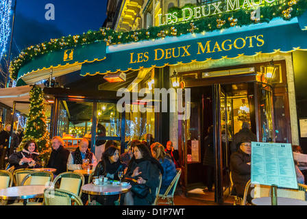 Paris, Frankreich, Straßenszenen, Touristen Frauen, die Getränke auf der Terrasse des französischen Cafés Les Deux Magots teilen, im Quartier Latin, Saint Germain-des-Prés, in der Nacht Pariser Straßenszene, Bürgersteig, Urlaub, Terrasse, Feiertag für Menschen, französin paris Café, französin paris Bistrot Stockfoto