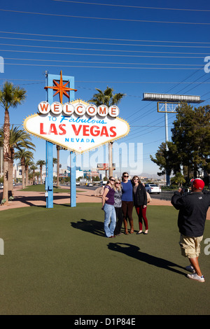 Touristen fotografieren bei der Begrüßung zu fabelhaften Ortsschild von Las Vegas Nevada, USA Stockfoto