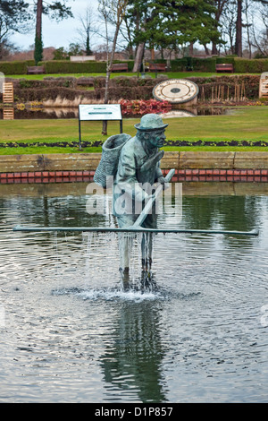 Die Garnelenfischerin Statue in Lytham St Annes Lowther Gärten erinnert die Stadt traditionelle Garnelenfischer Stockfoto