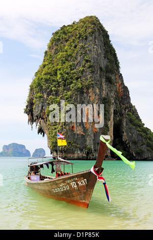 Traditionellen thailändischen Longtail Boot und Limetone Felsformation am Phranang Cave Beach, Railay Beach, Krabi, Phuket, Thailand Stockfoto