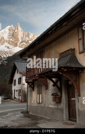 Chalets in Les Praz mit der Aiguille Du Dru-Berg im Hintergrund, Chamonix, Rhone-Alpes, Frankreich Stockfoto