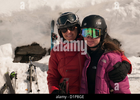 Portrait von Mutter und Tochter in Ski - Verschleiß an Ski Resort, das Domaine de Balme, Chamrousse, Mont Blanc, Chamonix, Rhône-Alpes, Fran Stockfoto