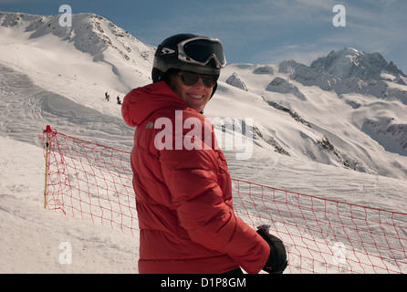 Frau in Skibekleidung im Skigebiet, Domaine De Balme, Vallorcine, Mont Blanc, Chamonix, Rhone-Alpes, Frankreich Stockfoto