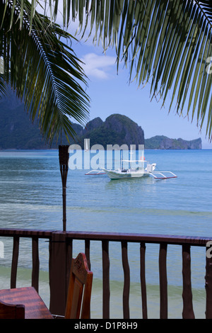 Eine Banca (Katamaran) sitzt gelassen, El Nido Bay, Palawan Stockfoto