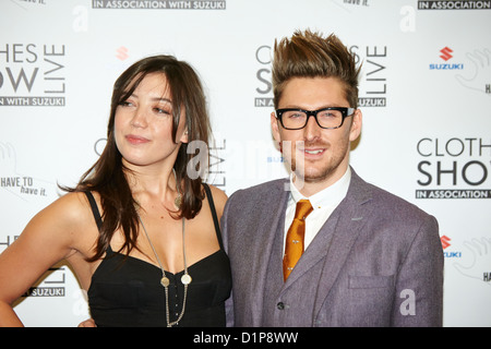 Model Daisy Lowe (links im Bild) und Designer Henry Holland (rechts im Bild) an der Kleidung zeigen Live 2012-Veranstaltung Stockfoto