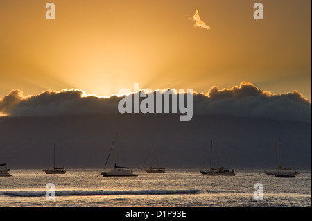 Die Sonne geht über die Insel Lanai, wie gesehen von der Insel Maui. Stockfoto