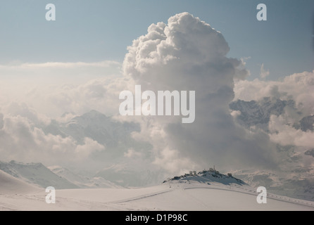 Wolken über Skigebiet im Winter, Zermatt, Kanton Wallis, Schweiz Stockfoto