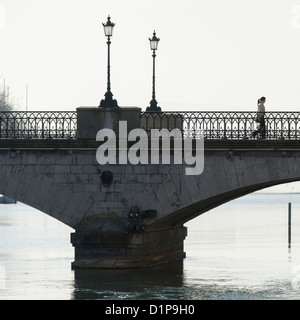 Brücke über einen Fluss in Bahnhofstrasse, Zürich, Schweiz Stockfoto