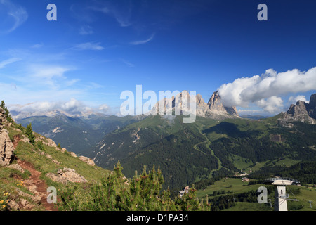 Sommer-Blick auf den italienischen Kalkgestein mit Langkofel Berg Stockfoto