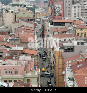 Häuser und Straßenszene im Viertel Beyoglu angesehen vom Galata Turm, Istanbul, Türkei Stockfoto