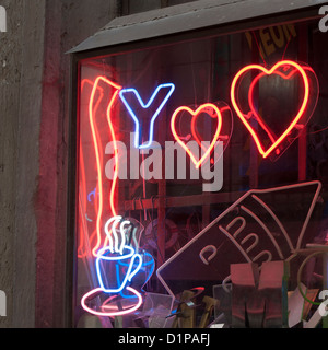 Leuchtreklame leuchtet in einem Café, Stadtteil Beyoglu, Istanbul, Türkei Stockfoto