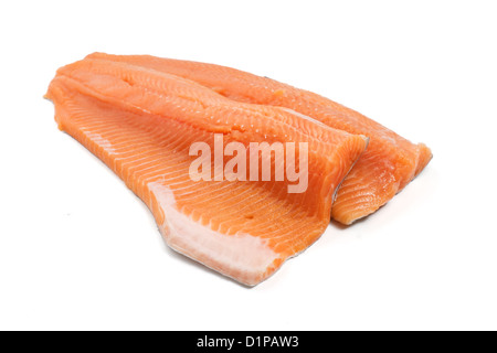 zwei Lachs Forellenfilets auf weißem Hintergrund Stockfoto