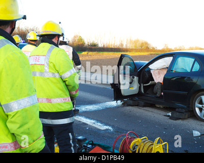 East Anglian Air Ambulance & medizinische Antwort bei einem Verkehrsunfall in Norfolk mit anderer Notdienste anrufen Stockfoto