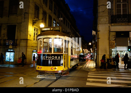 Elektrische Straßenbahn in Lissabon, Portugal Stockfoto