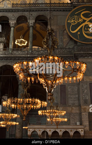 Kronleuchter beleuchtet in Aya Sofya, Istanbul, Türkei Stockfoto