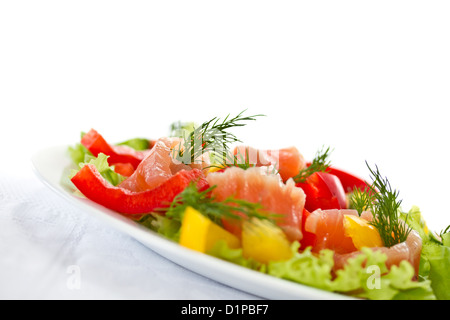 Salat mit gesalzener Lachs Stockfoto