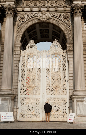 Eingang der Dolmabahce Palast, Stadtteil Besiktas, Istanbul, Türkei Stockfoto