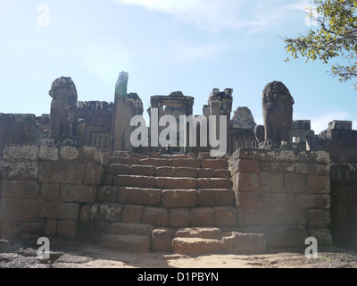 Der Ost-Mebon ist ein alter Tempel der Hindu-Gott Shiva gewidmet und wurde im 10. Jahrhundert in Angkor, Kambodscha. Stockfoto