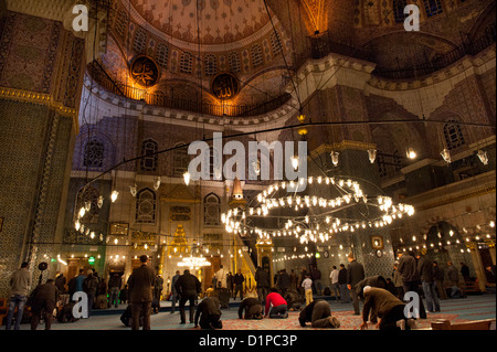 Namaz Sitzung in der Yeni Camii Moschee, Istanbul, Türkei Stockfoto